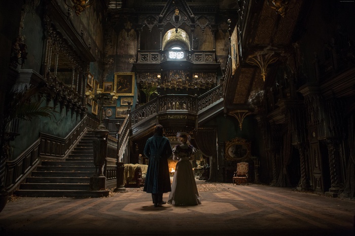 Tom Hiddleston and Mia Wasikowska in Crimson Peak