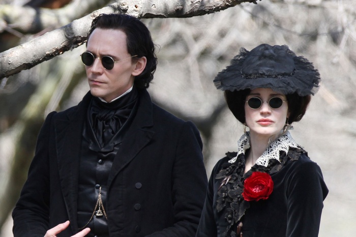 Tom Hiddleston and Jessica Chastain in Crimson Peak