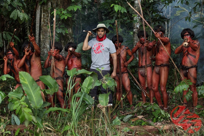 The Green Inferno: Eli Roth with indigenous tribe