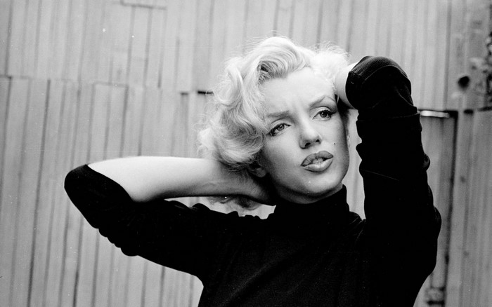 Marilyn Monroe posing with hands behind her head