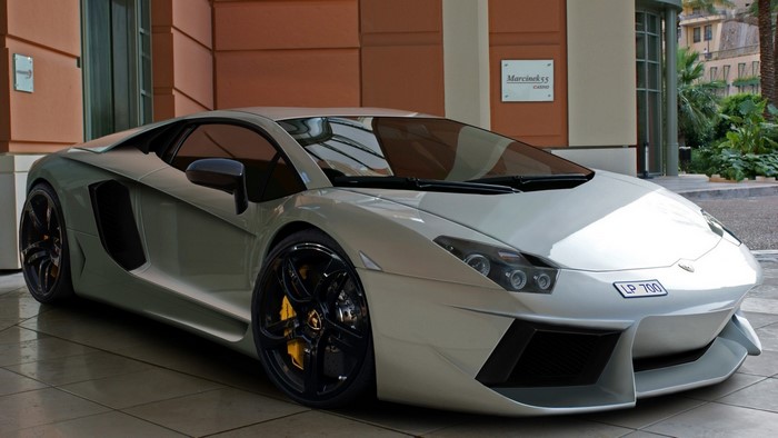 White Lamborghini Aventador LP 700