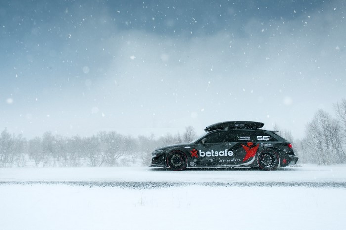 Audi RS6 Avant with Betsafe livery in a snowstorm