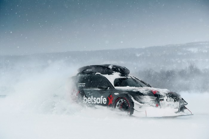 Audi RS6 Avant racing in snow with Betsafe livery