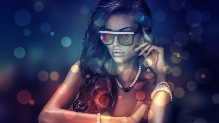 Woman with sunglasses and jewelry