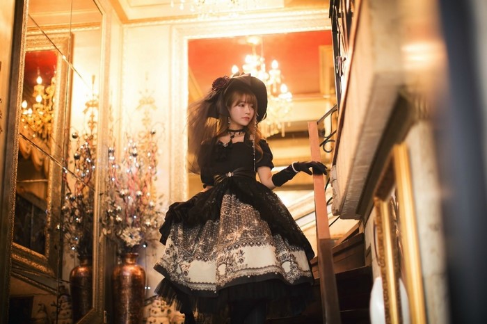 Woman in Gothic Lolita dress and hat