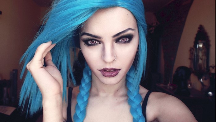 Jinx from League of Legends cosplay with blue hair