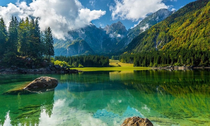 Lake reflection of mountains and forest