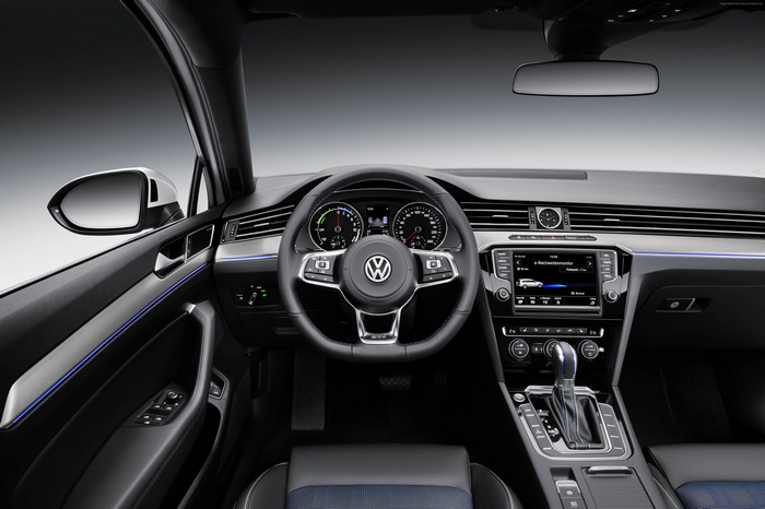 Volkswagen Cross Coupe GTE interior