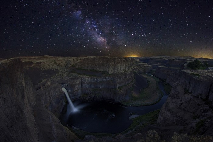 Palouse Falls at night with the Milky Way