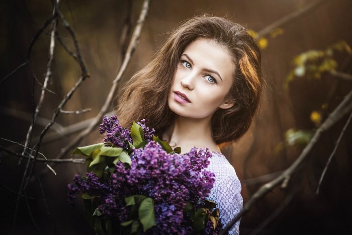 Woman holding a bouquet of lilacs