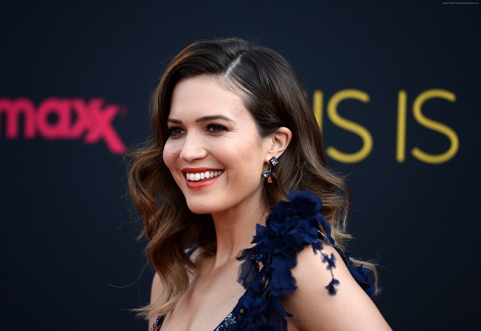 Mandy Moore on a red carpet