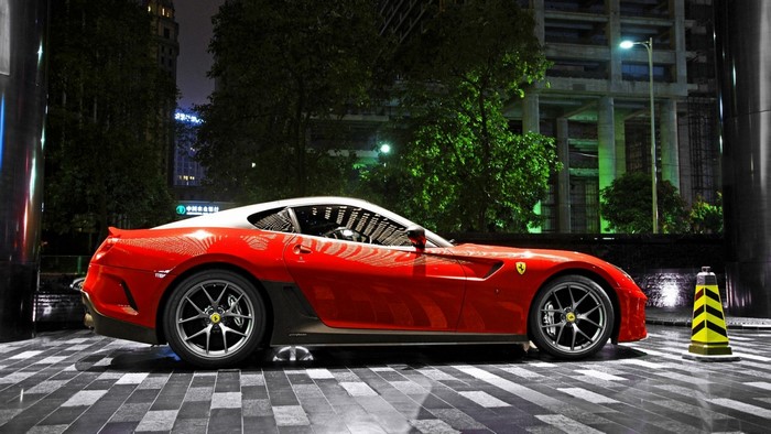 Red Ferrari 599 GTB Fiorano parked at night