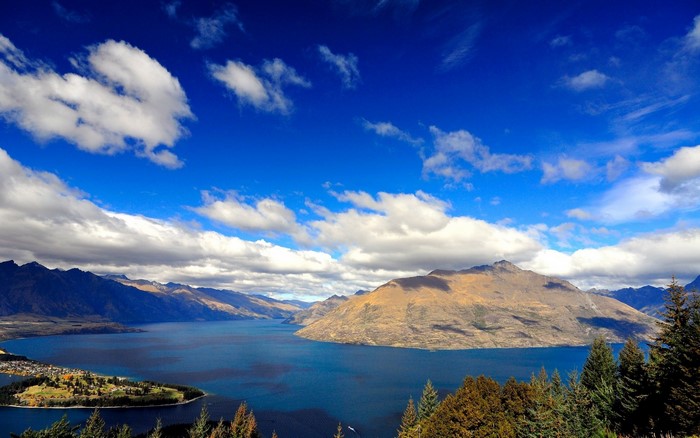 Lake Wakatipu and The Remarkables mountain range, Queenstown, New Zealand