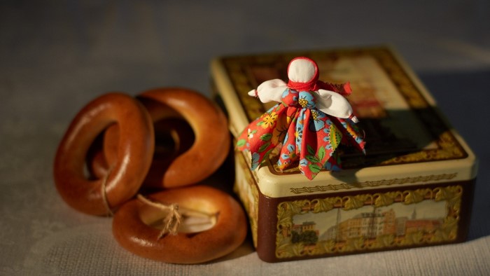 Bagels and a traditional Russian doll on a tin