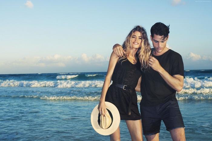 Doutzen Kroes and Tyson Ballou on a beach