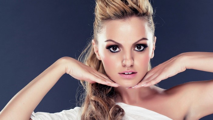 Woman with blonde hair and dramatic makeup