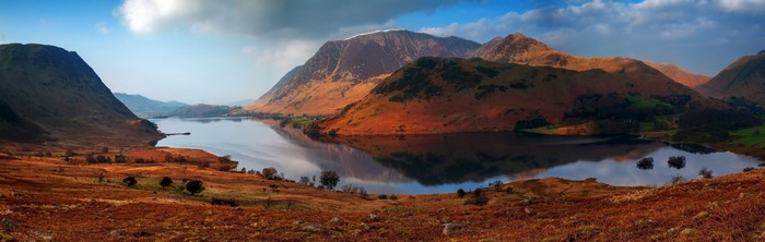 Panoramic view of a lake and mountains in autumn