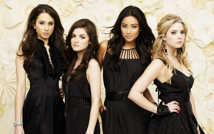 Pretty Little Liars cast members in black dresses