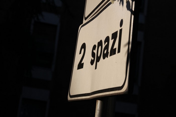 Sign with "2 spazi" text
