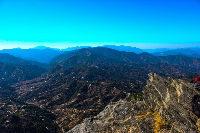 Mountain range with valleys and a clear blue sky