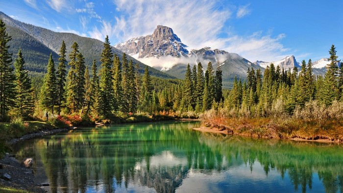 Serene Mountain Lake and Forest in Canadian National Park