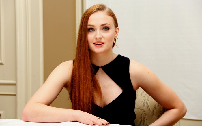 Sophie Turner in Elegant Black Dress