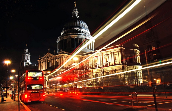 Night view of St. Paul's Cathedral with a red double-decker bus