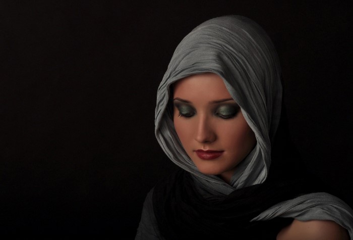 Woman wearing a grey and black headscarf