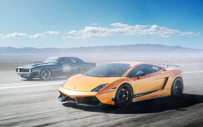Lamborghini Gallardo and Chevrolet Camaro drag racing