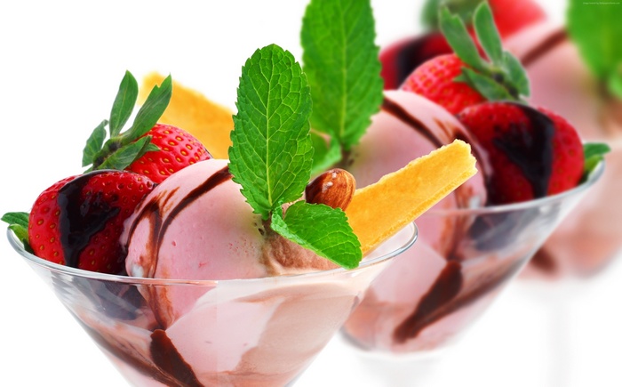 Strawberry ice cream sundaes with chocolate and mint