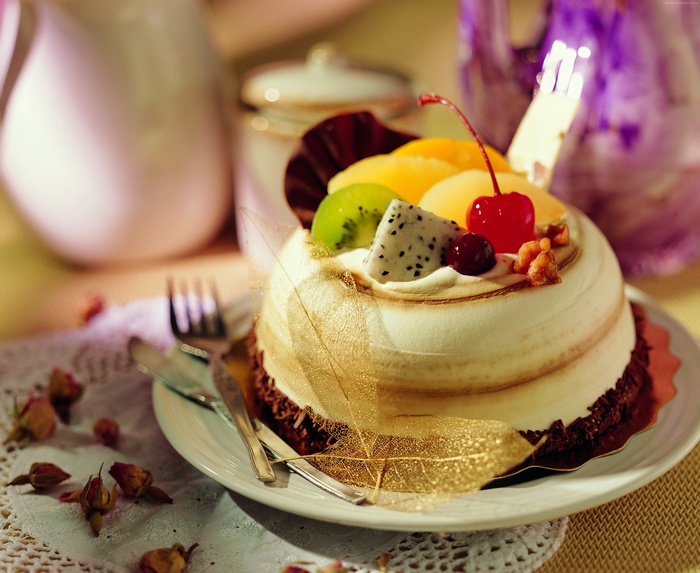 Fruit cake with cherry and kiwi
