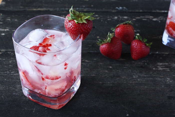 Strawberry cocktail with ice and strawberries