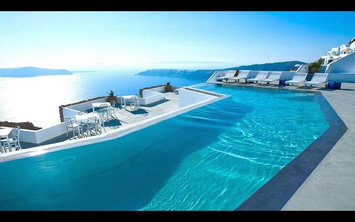 Infinity swimming pool overlooking the sea in Santorini