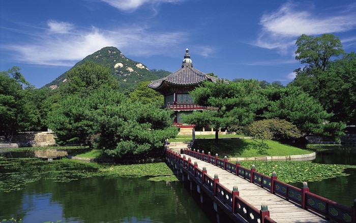 Gyeongbokgung Palace pond and pavilion with mountain background