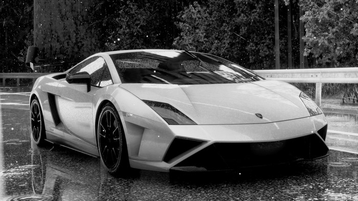 Lamborghini Gallardo on a wet road