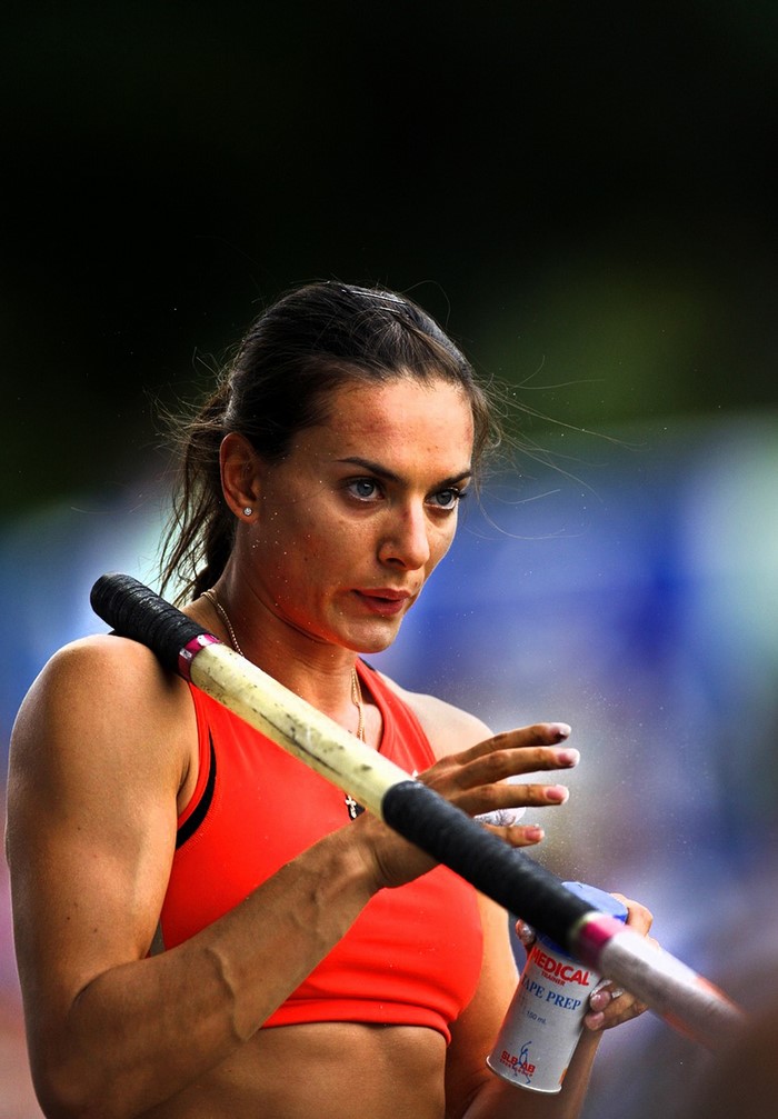 Yelena Isinbayeva preparing for pole vault