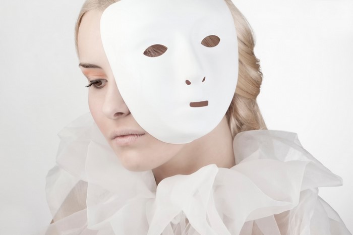 Woman wearing a white mask and ruffled collar