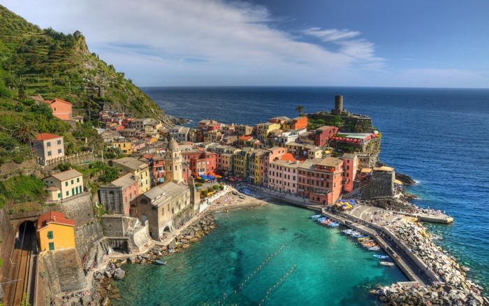Vernazza, Cinque Terre, Italy coast with colorful buildings and bay