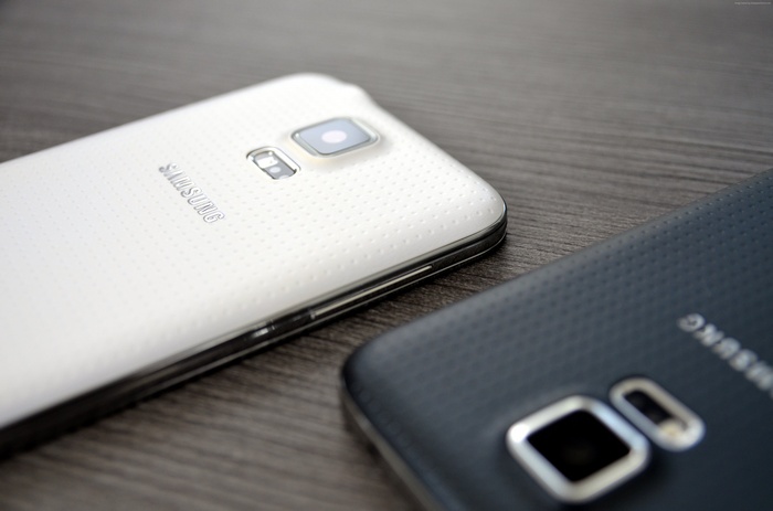 Samsung Galaxy S5 smartphones in white and black