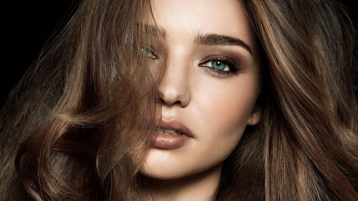 Close-up portrait of Miranda Kerr with brown hair and blue eyes