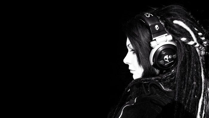 Woman with dreadlocks wearing Skullcandy headphones