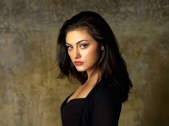 Phoebe Tonkin portrait