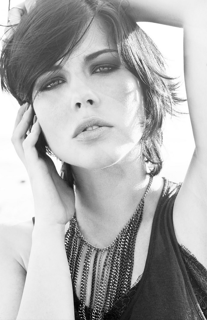 Bia Arantes portrait with short hair and necklace