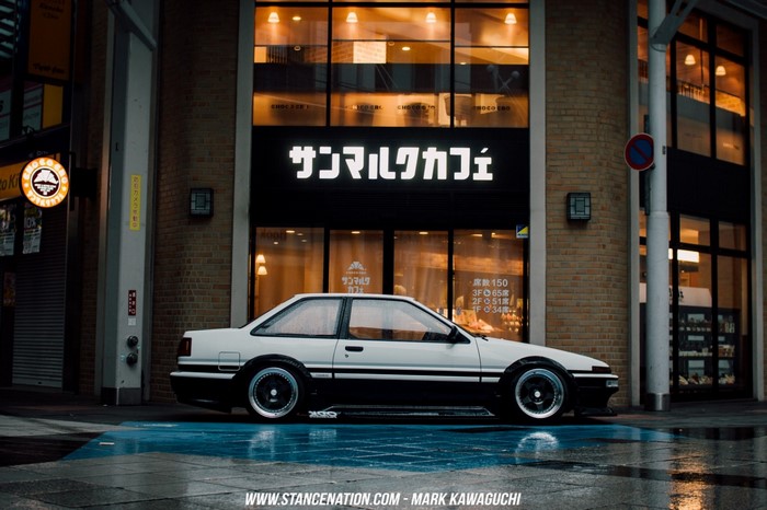 Toyota AE86 parked in front of Sanmaruku Cafe at night