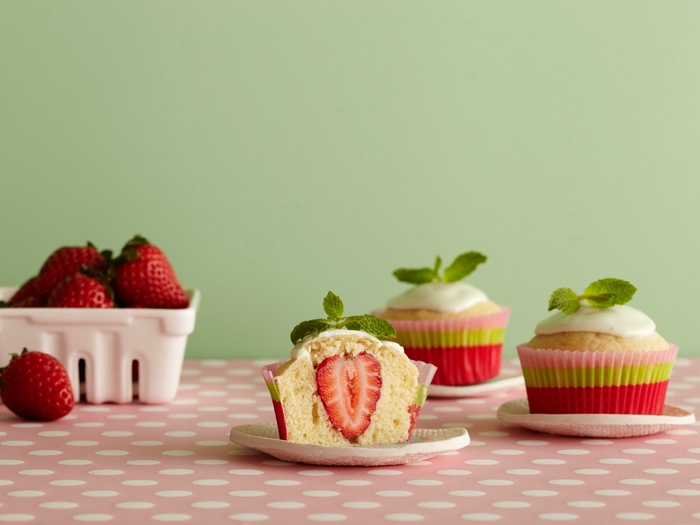 Strawberry cupcakes with mint and fresh strawberries
