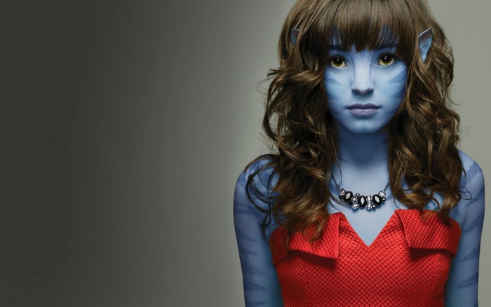 Woman dressed as Avatar character