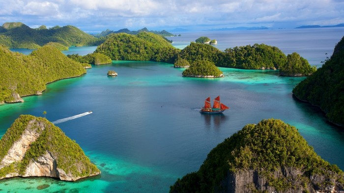 Scenic Tropical Archipelago with Sapphire Waters