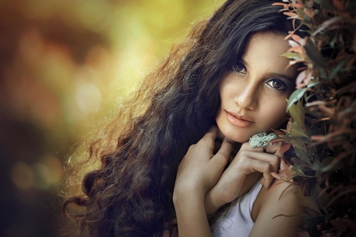 Curly Brünette Woman with Intense Gaze