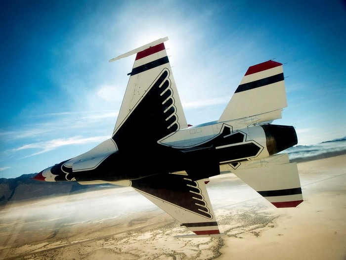 US Air Force Thunderbirds F-16 Fighting Falcon in flight