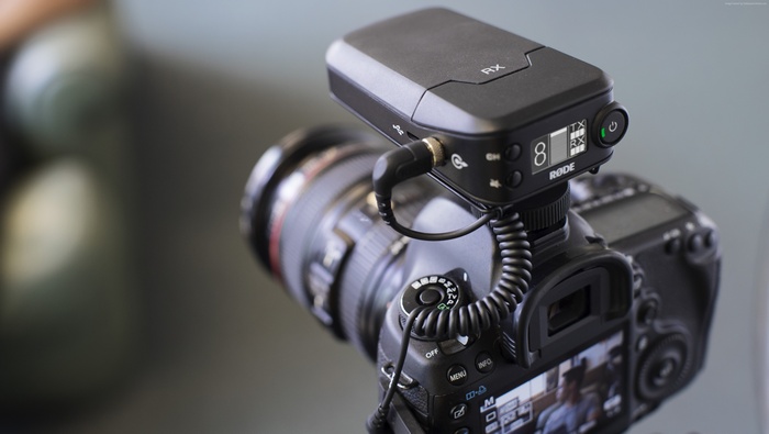 Rode Wireless GO II RX Receiver on Canon DSLR Camera